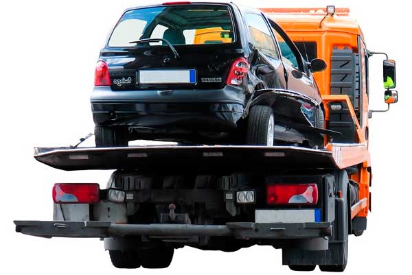 Grúa y coche siniestrado por accidente de tráfico en Las Palmas de Gran Canaria